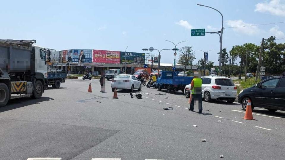 轎車駕駛為一名葬儀社禮生，碰撞事故發生，車輛零件散落滿地。讀者提供