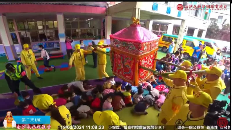 ▲白沙屯媽祖今天上午走台中海線並進入一家幼兒園，孩子們趴在地上躦轎腳。（圖／翻攝白沙屯媽祖網路電視台，2024.03.19）