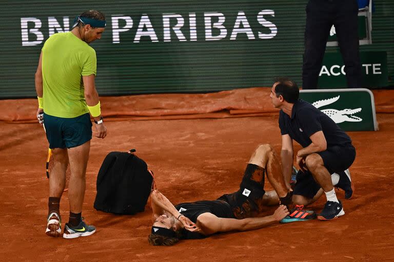 El drámatico duelo en las semifinales de 2022: Alexander Zverev es atendido tras sufrir la rotura de los ligamentos del tobillo derecho, ante la mirada de Nadal