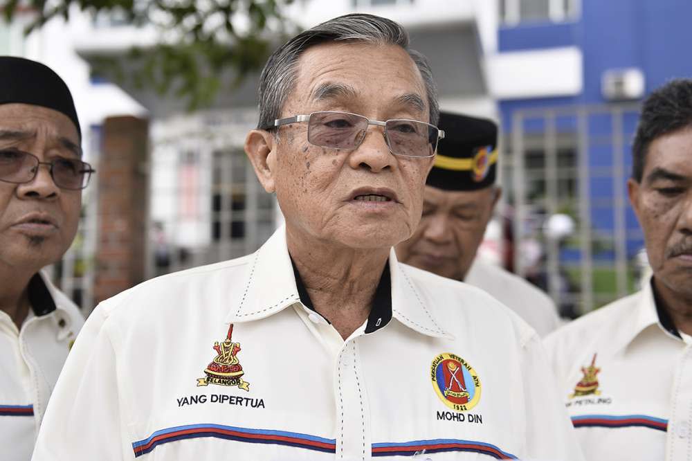 President of the Selangor chapter of the Malaysian Armed Forces Veterans Association Mohd Din Husni lodged a police report against Tan Sri Koon Yew Yin in Shah Alam August 17, 2019. ― Picture by Miera Zulyana