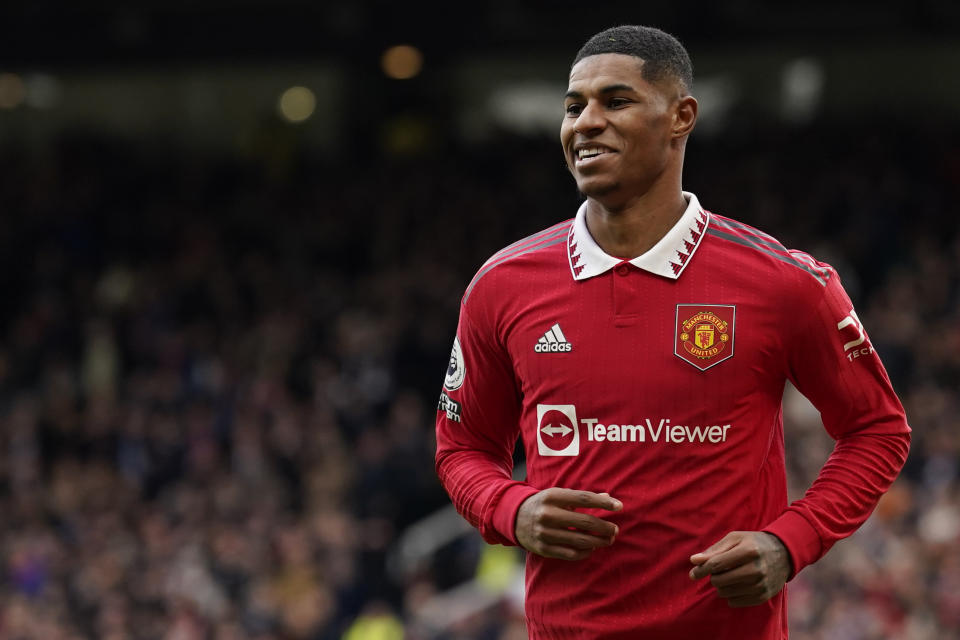 Marcus Rashford del Manchester United celebra tras anotar el segundo gol en la victoria 3-0 ante Leicester City en la Liga Premier, el domingo 19 de febrero de 2023. (AP Foto/Dave Thompson)