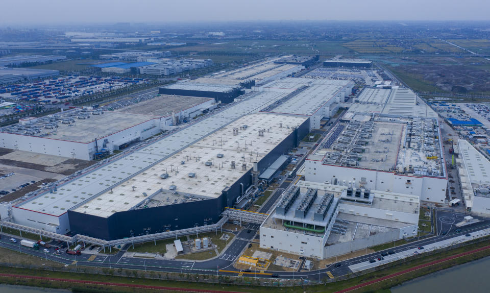 SHANGHAI, CHINA - OCTOBER 22, 2021 - An aerial photo taken on Oct. 22, 2021 shows a Tesla Gigafactory under night lights at lingang Equipment Industrial Zone in Shanghai, China. (Photo credit should read Costfoto/Future Publishing via Getty Images)