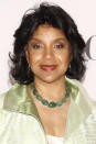 <b>Phylicia Rashad</b><br> (Clair Hanks-Huxtable)<br><br> Phylicia Rashad n'a pas quitté Bill Cosby longtemps. Entre 1996 et 2000, elle joue à nouveau sa femme dans la série Cosby, qui raconte la vie d'un jeune retraité qui supporte mal l'inactivité.<br><br>Malgré quelques apparitions à la télévision, Phylicia se consacre ensuite essentiellement à la scène et collectionne les rôles à Broadway. En 2004, elle devient la première actrice afro-américaine à remporter le Tony Award de la meilleure actrice et en 2008 elle s'essaie même à la mise en scène.