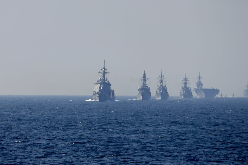 日本海上自衛隊2015觀艦式。（美聯社）為首的是愛宕級護衛艦愛宕號