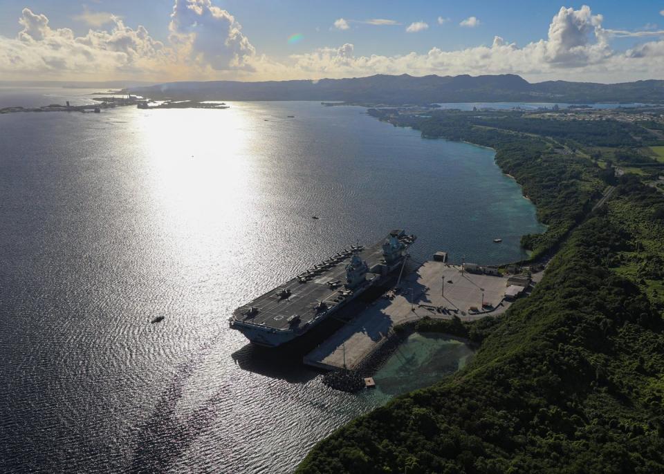 伊麗莎白女王號航空母艦最新動態，停靠美軍關島基地整補維護。   圖：翻攝 HMS Queen Elizabeth推特