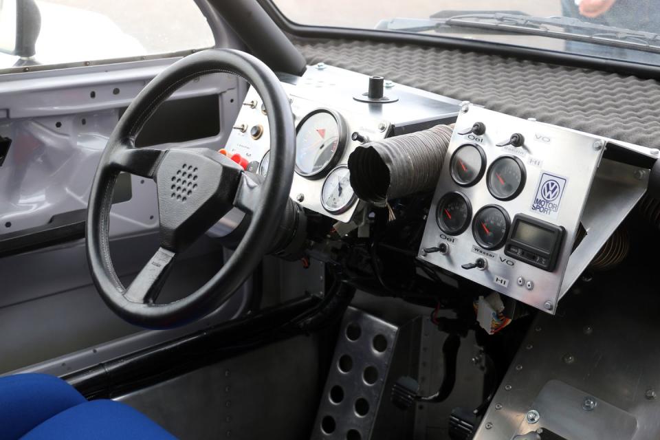 <p>That's one rare Momo steering wheel.</p>