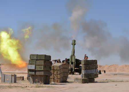 Iraqi paramilitary troops fires towards Islamic State militants during a battle with Islamic State militants on the outskirts of the ancient city of Hatra near Mosul, Iraq April 26, 2017. REUTERS/Stringer