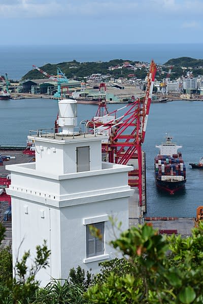 球子山燈塔(Photo via Wikimedia, by Taiwankengo, License: CC BY-SA 4.0，圖片來源：https://zh.m.wikipedia.org/zh-tw/File:2018_QiuZiShan_Lighthouse_b.jpg)