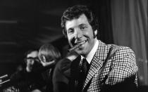 Ein Mann, der das Leben stets in vollen Zügen genoss: Tom Jones, 1969, superlässig mit Zigarre bei einer Pressekonferenz. (Bild: Mirrorpix/Getty Images/King)