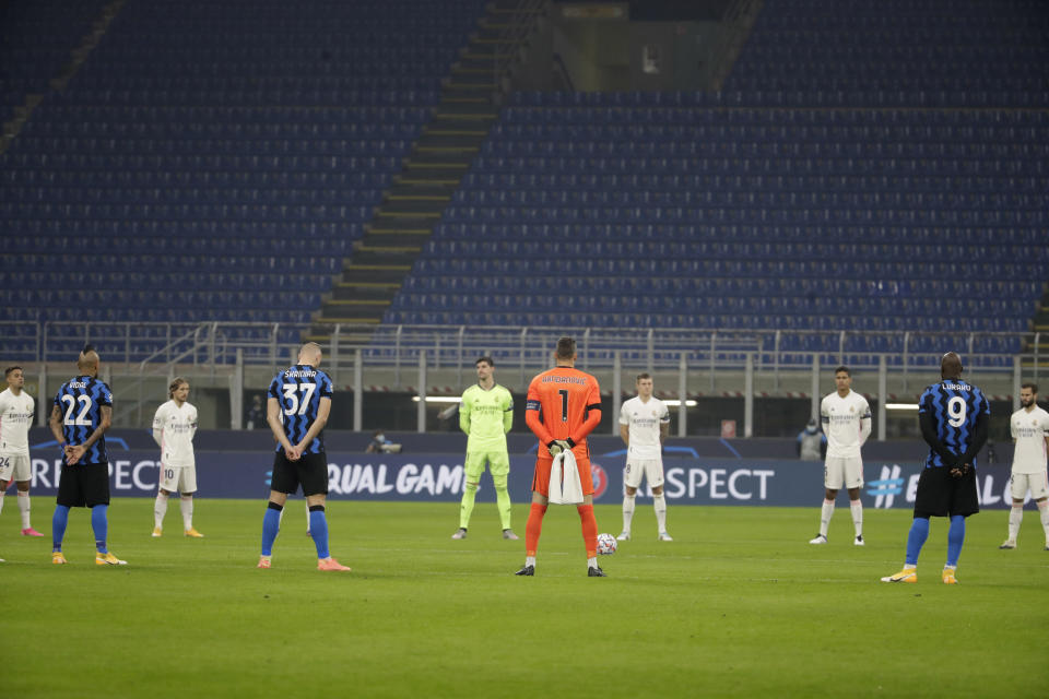 Los jugadores del Inter y del Real Madrid guardan un minuto de silencio en memoria de Diego Maradona, antes de enfrentarse en la Liga de Campeones, el miércoles 25 de noviembre de 2020 (AP Foto/Luca Bruno)