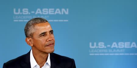 U.S. President Barack Obama looks up during the 10-nation Association of Southeast Asian Nations (ASEAN) summit at Sunnylands in Rancho Mirage, California February 15, 2016. REUTERS/Kevin Lamarque