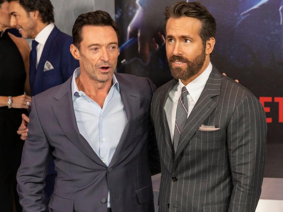 Hugh Jackman (li.) und Ryan Reynolds (re.) haben sichtlich Spaß an ihrer Zusammenarbeit für 