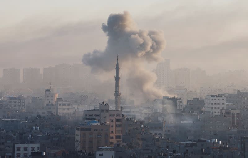 El humo sale tras los ataques israelíes en medio del conflicto entre Israel y el grupo islamista palestino Hamás, en Gaza