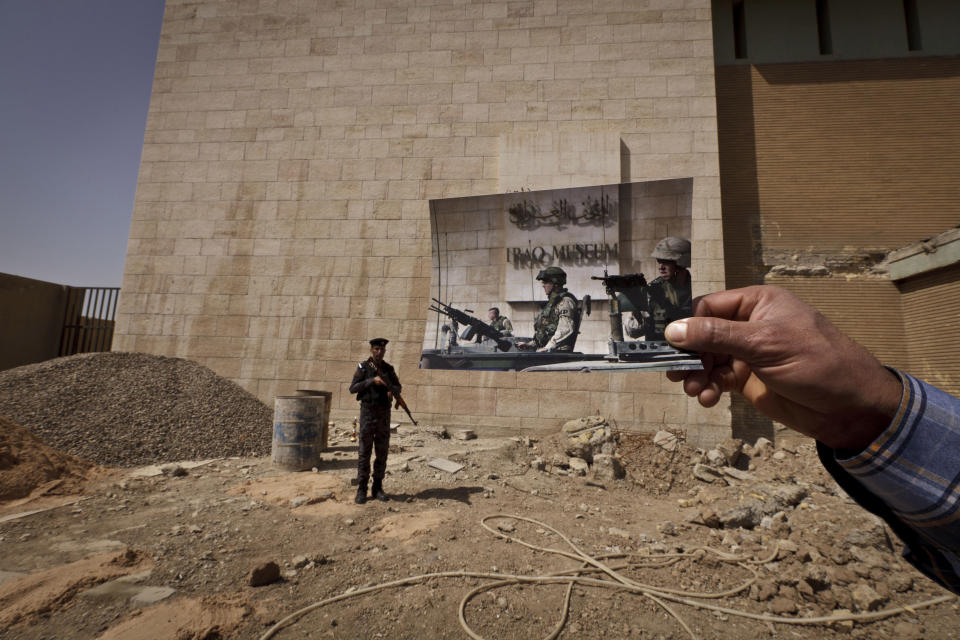 Un policía iraquí patrulla el 13 de marzo de 2013 a las afueras del Museo Nacional. Foto superpuesta tomada en el mismo lugar por Anja Niedringhaus de militares en un tanque de guerra, el 11 de noviembre de 2003. AP Photo/Maya Alleruzzo