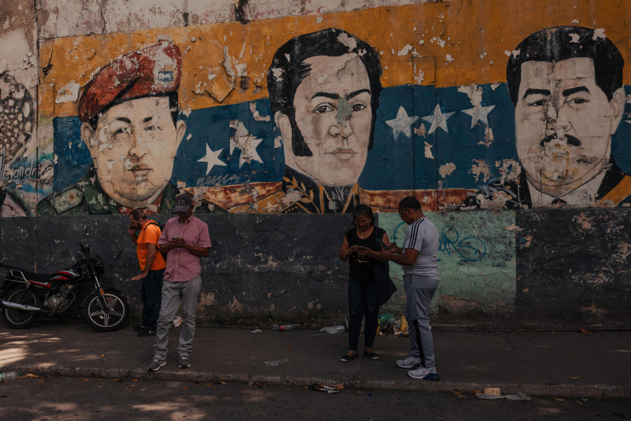 Las imágenes de Hugo Chávez, Simón Bolívar y Nicolás Maduro en un mural cerca de un centro electoral de votación durante las elecciones presidenciales en Petare, Venezuela, el domingo. (Adriana Loureiro Fernandez/The New York Times)