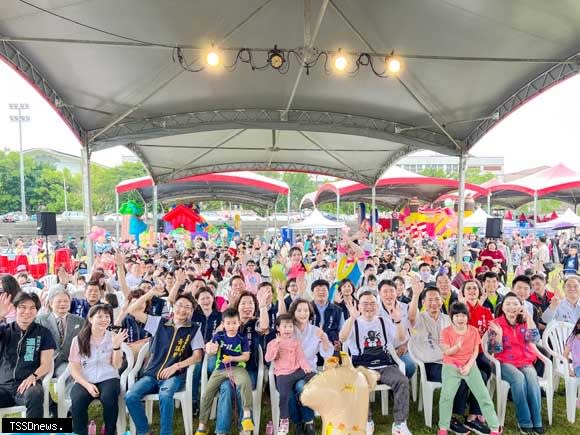 宜蘭市河濱公園盛大舉辦宜蘭市兒童節活動「宜起來童樂」。縣長林姿妙、市長陳美玲共同與親子同樂。（圖：宜蘭市公所提供）