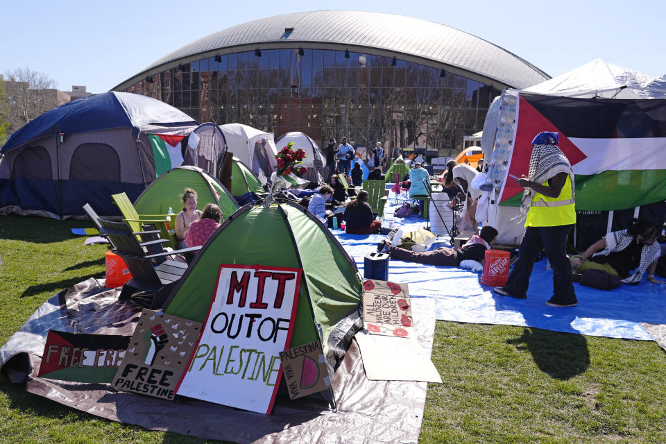 Estudiantes protestan en un campamento colocado en el campus del Instituto Tecnológico de Massachusetts (MIT por sus siglas en inglés), el martes 23 de abril de 2024, en Cambridge, Massachusetts. (AP Foto/Charles Krupa)