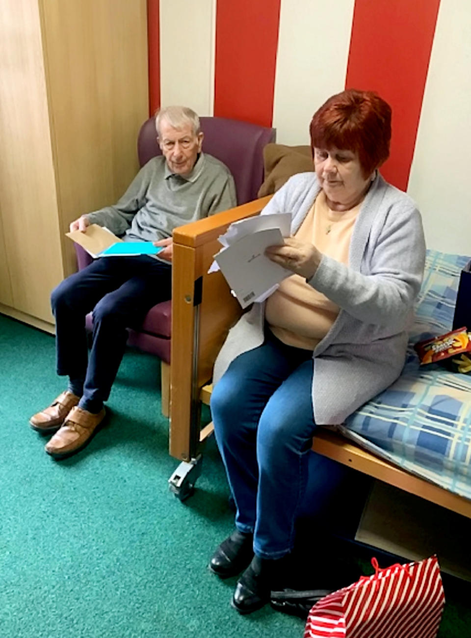 Sid Lovenbury, who has recovered from coronavirus, with his wife Jean in his carehome room. (SWNS)