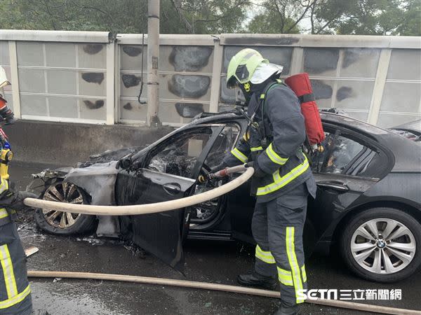 火勢撲滅後，轎車車頭全毀，幾乎是「廢鐵」。（圖／翻攝畫面）