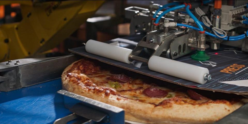 Hyper Robotics' kitchen putting pizza into box