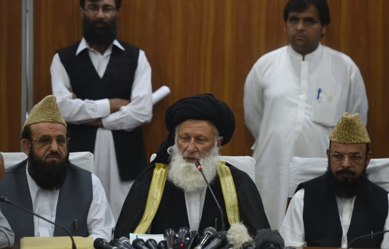 Council of Islamic Ideology (CII) chairman Maulana Muhammad Khan Sherani (C) addresses a press conference in Islamabad on May 26, 2016