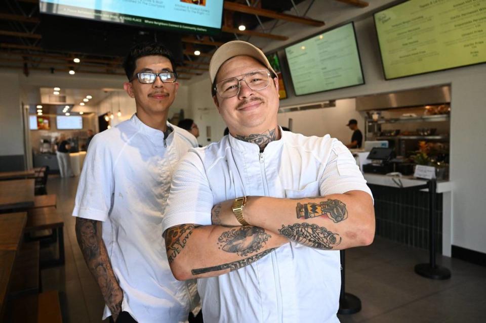 El chef Rob Vieira, a la derecha, y el chef de cocina José Beltrán, a la izquierda, sirven cocina global en The Third Place Global Eatery, en el antiguo restaurante mexicano Franco's de Pollasky Avenue, en Clovis.