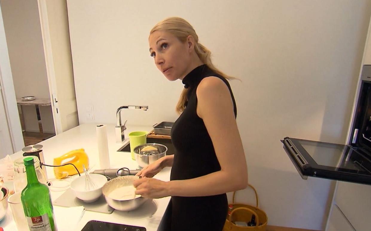 Konzentriert in Graz: Verena (39) bei der Zubereitung ihres "Perfekten Dinners". (Bild: RTL)