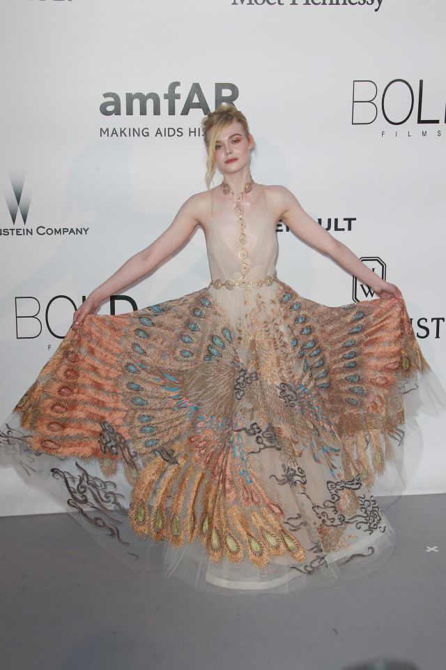 Elle Fanning porte une robe style paon