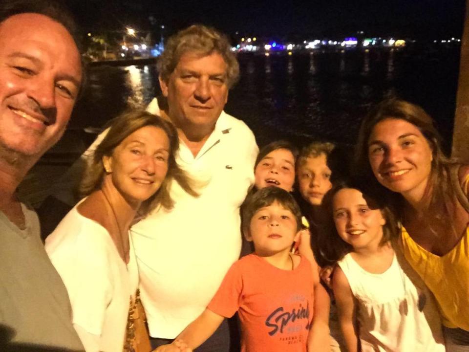 Álvaro Mangino y Margarita Arocena, con una parte de su familia en esta foto sin fechar.