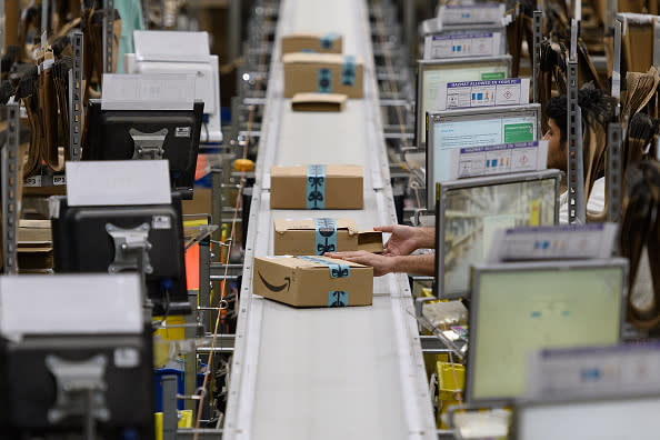 <p>Amazon ha diversi negozi in Europa. E il cambio di suffisso spesso è sinonimo anche di prezzi differenti per lo stesso oggetto. Attenzione: il risparmio è comunque condizionato alle spese di spedizione e ne vale la pena pochissime volte. (Getty) </p>