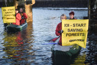 <p>Greenpeace activists block operations of Malaysian palm oil trader IOI at Rotterdam Port, the Netherlands, September 27, 2016. (Marten Van Dijl/Courtesy of Greenpeace/Handout via /Reuters)</p>