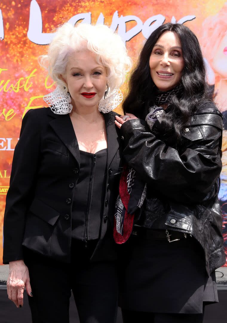Dos potencias juntas: Cher fue otra de las grandes figuras que se acercó hasta el Teatro Chino de Hollywood para acompañar a su colega y amiga