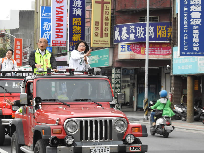 前行政院長蘇貞昌（車上前左）參選新北市長落敗後，27日持續進行謝票，感謝選民的支持，圖片來源：中央社