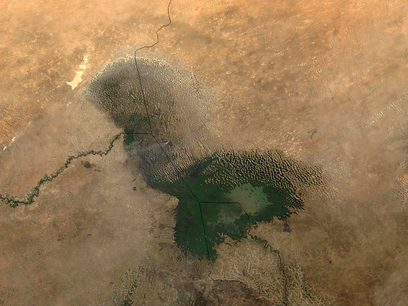 查德湖 (Photo by NASA, Wikimedia Commons提供, 圖片來源commons.wikimedia.org/wiki/File:Dust_storm_near_Lake_Chad.jpg) 