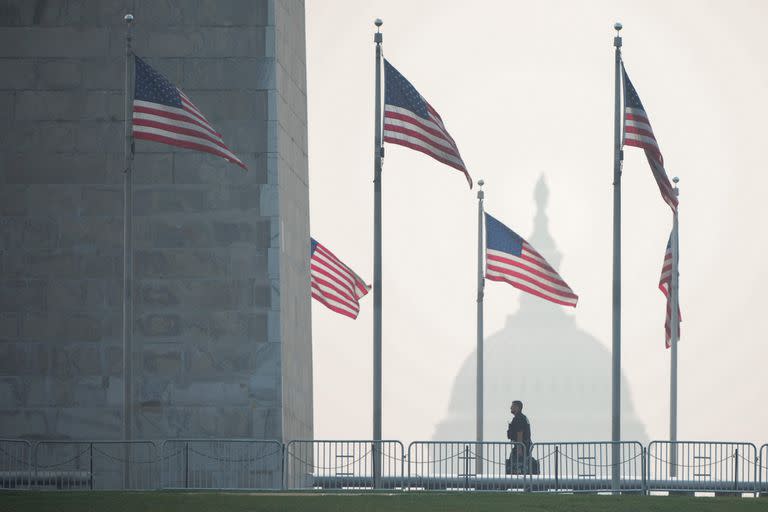 El humo de los incendios forestales arroja una neblina sobre el National Mall el 29 de junio de 2023 en Washington