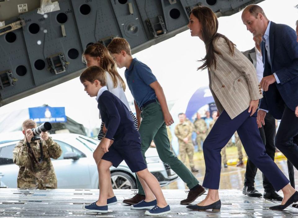 britains prince louis of wales l, britains princess charlotte of wales 2l, britains prince george of wales c, britains catherine, princess of wales 2r and britains prince william, prince of wales r board a c17 during a visit to the air tattoo at raf fairford on july 14, 2023 in fairford, central england photo by chris jackson pool afp photo by chris jacksonpoolafp via getty images