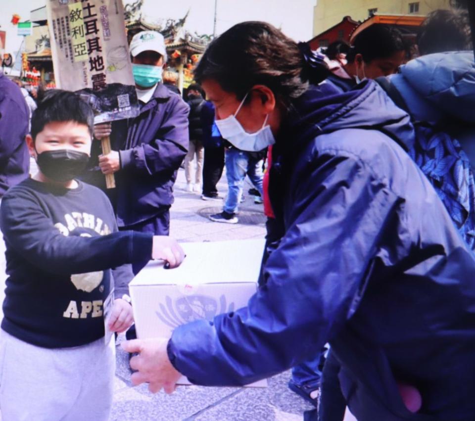 鹿港慈濟人走上街頭為土敘災民募心募愛獲得熱烈回響，民眾捐輸踴躍。（鹿港慈濟人提供、記者何國榮翻攝）