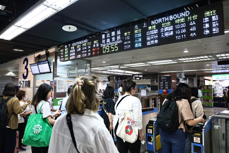 清明連假首日　台鐵全線正常發車（2） 清明連假首日，台鐵提前搶通花蓮地震後停駛的宜蘭 蘇澳到花蓮秀林路段，4日全線恢復正常發車。圖為 台北車站搭車人潮。 中央社記者翁睿坤攝  113年4月4日 