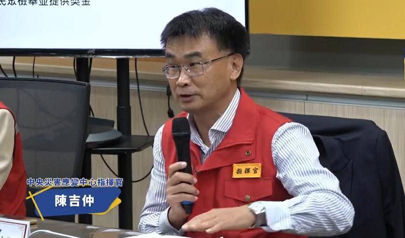 陳吉仲提醒民眾返國務必確認行李內容，不要攜帶動植物產品入境。（翻攝自臉書＠動植物防疫檢疫局-防疫小尖兵）