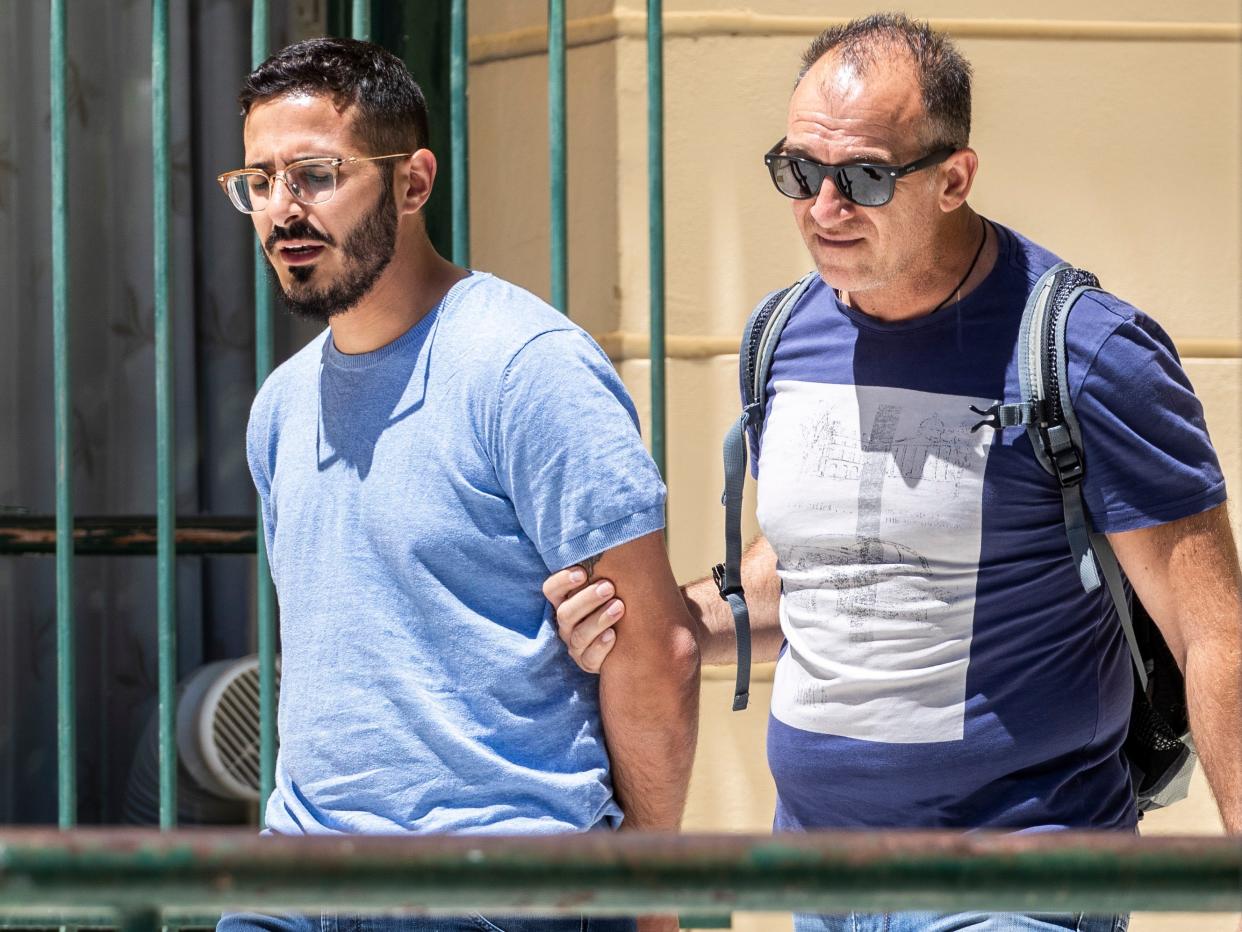 Picture taken on July 1, 2019 shows the so-called "Tinder swindler" (L) as he is expelled from the city of Athens, Greece. - Police in Greece on Tuesday, July 2, 2019 said they had arrested an Israeli man accused of fraud, named in media reports as the "Tinder swindler" who allegedly defrauded European women he met on the dating site. The suspect has been described in news reports as 28-year-old Simon Hayut. According to Norway's Verdens Gang newspaper, the suspect presented himself as the son of an Israeli multi-millionaire and had defrauded women in Norway, Finland and Sweden out of hundreds of thousands of dollars to fund a lavish lifestyle.