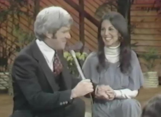 marlo-thomas-on-the-donahue-show-1977.jpg 