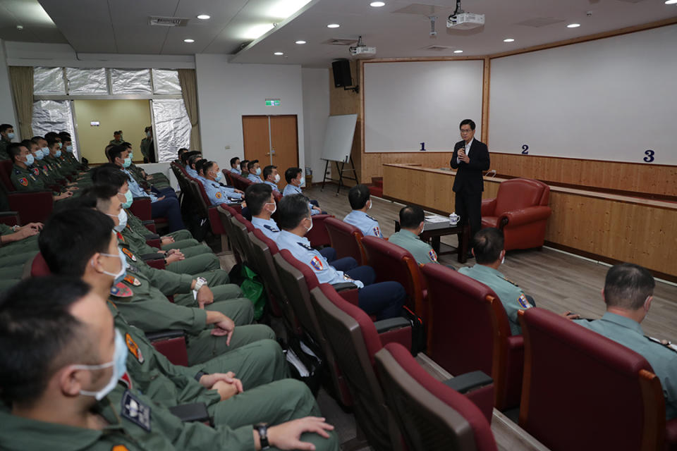 國防部長嚴德發關心搜救進度，並請大家為蔣上校集氣。   圖/軍聞社提供