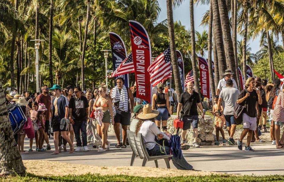 Los asistentes llenaron South Beach durante National Salute to America's Heroes Air and Sea Show 2023 presentado por Hyundai en Miami Beach el sábado 27 de mayo de 2023. Pedro Portal pportal@miamiherald.com