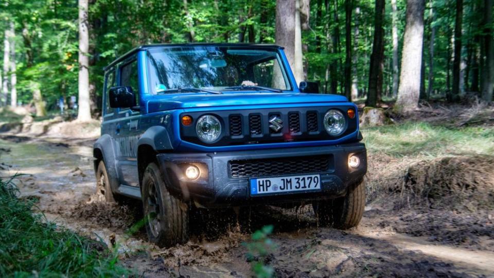 老翁此回駕駛這輛熱賣的Suzuki Jimny，即便有著強悍的地形攻克能力，但路面出現窪地產生的落差可能未被注意到而造成翻落意外。(圖片來源/ Suzuki)