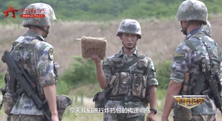 解放軍訓練方式限時傳遞點燃的炸藥包。（圖／翻攝自中國軍事網）