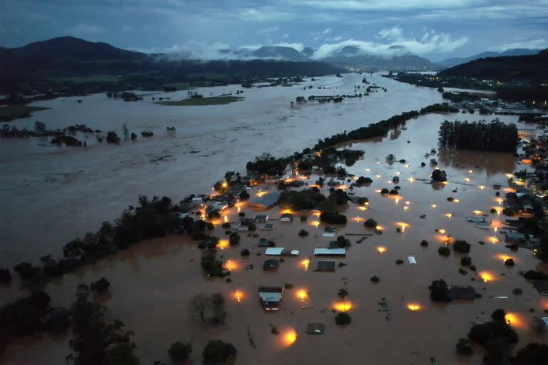 Una vista aérea muestra zonas inundadas en la ciudad de Encantado, Rio Grande do Sul, Brasil, el 1 de mayo de 2024. Al menos 10 personas han muerto en las inundaciones causadas por las lluvias torrenciales en el sur de Brasil, dijeron las autoridades el 1 de mayo, mientras los equipos de rescate buscaban a casi dos docenas de personas dadas por desaparecidas. (Foto de Gustavo Ghisleni / AFP)