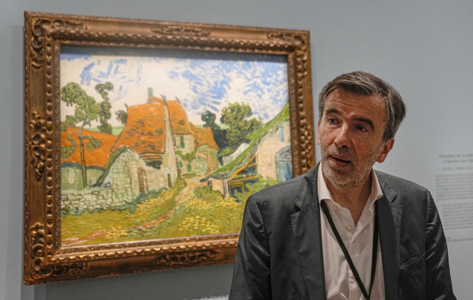 Emmanuel Coquery, curador de la exposición "Van Gogh en Auvers-sur-Oise: Los últimos meses", habla con medios de comunicación junto al óleo sobre lienzo de Vincent van Gogh "Calle en Auvers-sur-Oise" (1890), en París, el viernes. 29 de septiembre de 2023. La exposición se abre al público del 3 de octubre de 2023 al 4 de febrero de 2024, se centra en los dos meses previos a su muerte a los 37 años el 29 de julio de 1890. (Foto AP/Michel Euler)