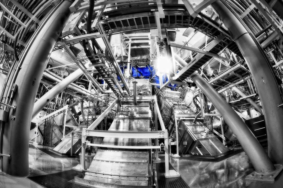 <span class="caption">Líneas de luz entrando en la cámara (coloreada en azul) de la instalación National Ignition Facility (NIF) del Laboratorio Nacional Lawrence Livermore.</span> <span class="attribution"><a class="link " href="https://lasers.llnl.gov/media/photo-gallery?id=2012-025418" rel="nofollow noopener" target="_blank" data-ylk="slk:LLNL-NIF / Damien Jemison;elm:context_link;itc:0;sec:content-canvas">LLNL-NIF / Damien Jemison </a></span>