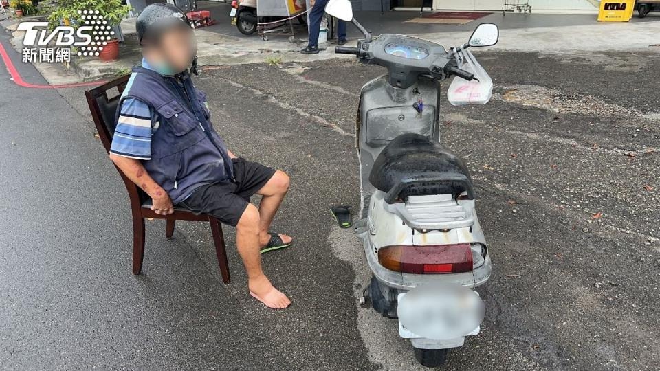 警方趕緊將他攙扶到椅子上休息。（圖／TVBS）