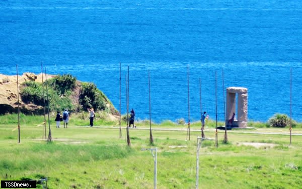 潮境公園的「飛天掃把」在原創作者同意下，海科館預計在九月底前修復及補滿十二支。（記者王世明攝）